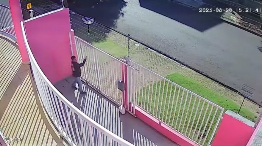 Vídeo mostra homem desmontando portão e fugindo após disparo de alarme
