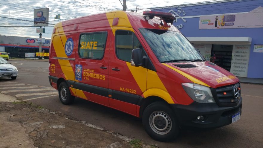 Jovem de 24 anos tem suspeita de fraturas após colisão entre carro e moto no Cancelli