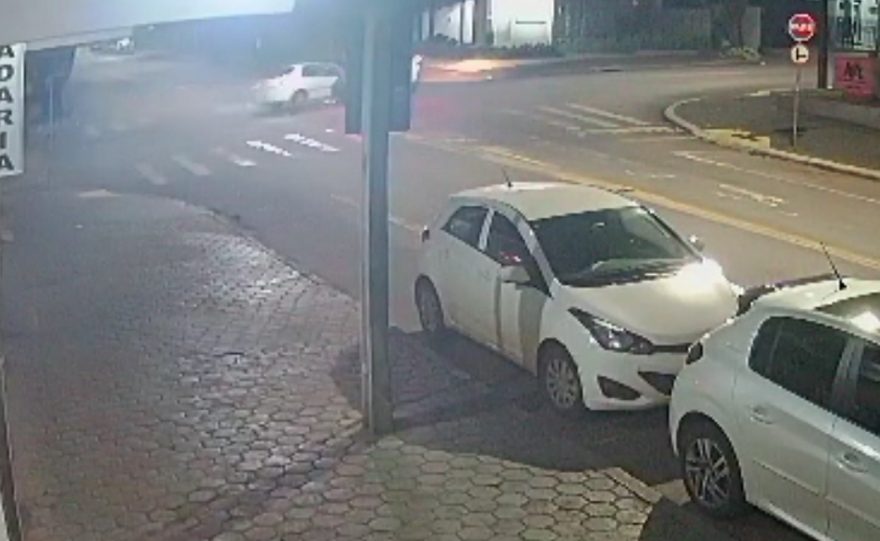 Vídeo mostra colisão entre veículos na Rua Vicente Machado, no Centro