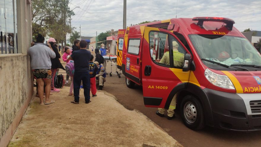 De bicicleta, menino de sete anos quebra o braço ao ser atingido por motociclista