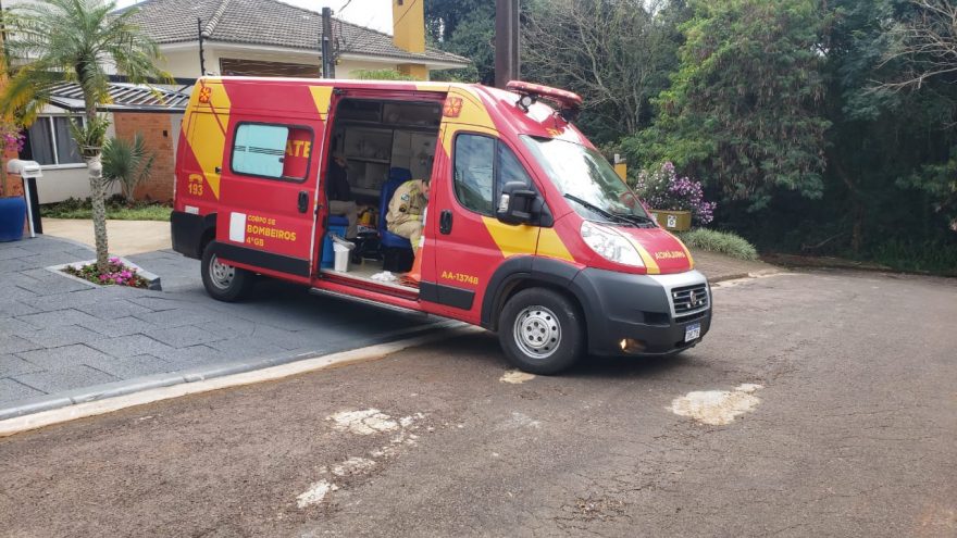 Idoso sofre suspeita de fratura em costela após cair no banheiro
