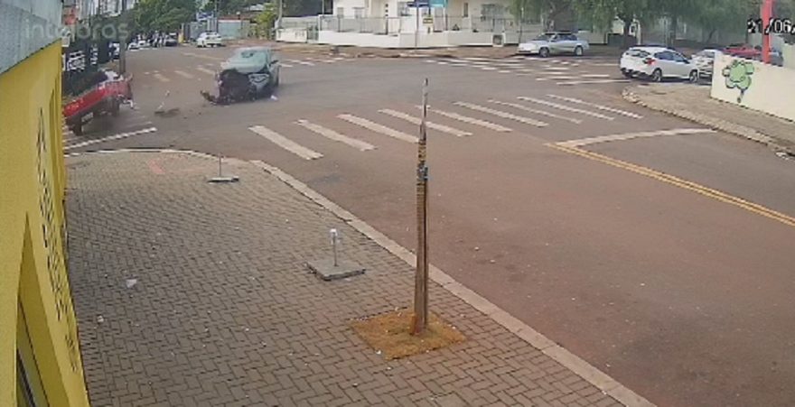 Câmera registra forte colisão na Rua Fortaleza