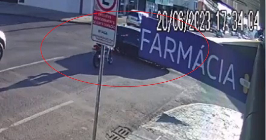 Câmera flagra acidente entre moto e carro na Rua Cuiabá