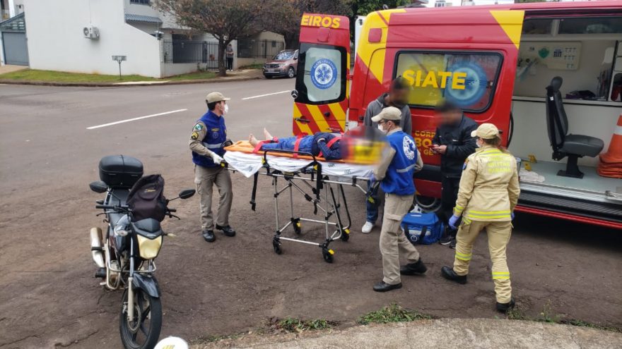 Menino de oito anos fica ferido após colisão entre motos