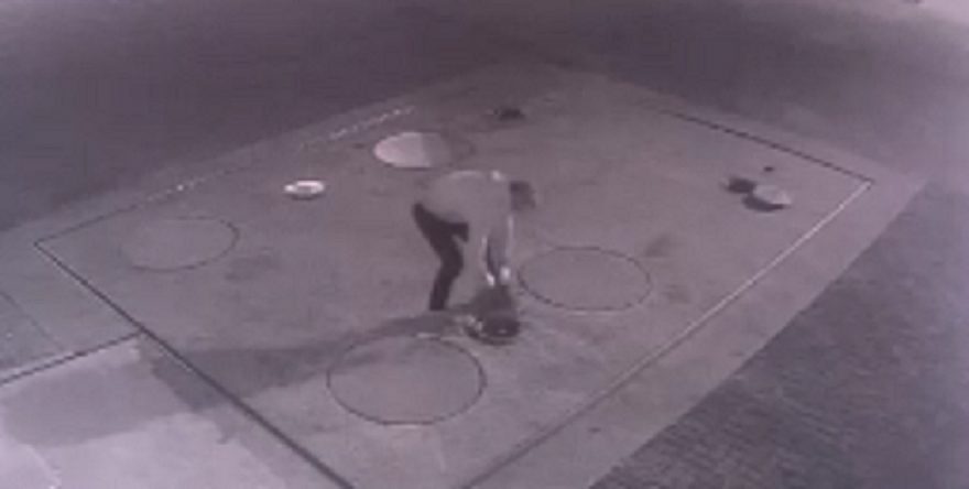 Câmera registra homem furtando tampas de metal em posto de combustíveis