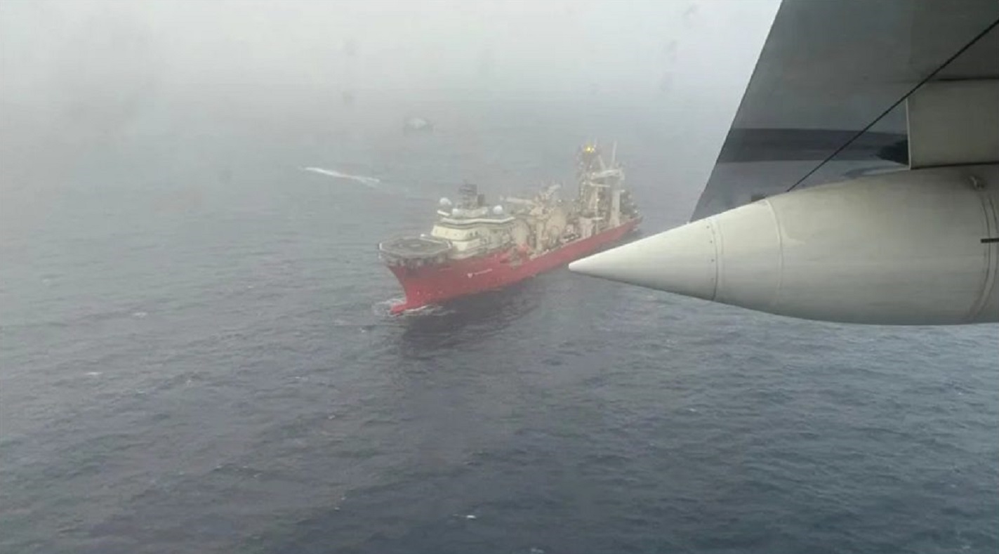 Um submarino no fundo do oceano com uma escotilha onde seja