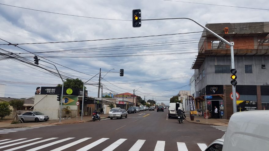 Semáforo é instalado no cruzamento da Xavantes com Tupiniquins