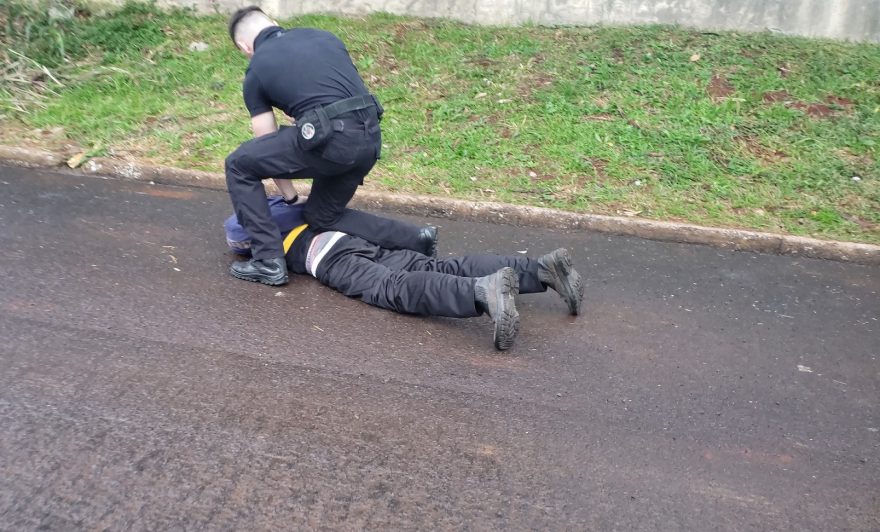 Liberdade curta! Após alvará de soltura, homem quebra viatura e é preso novamente