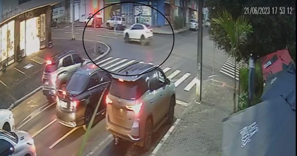 Veja o momento em que mãe com a filha no colo é atropelada por carro no Centro