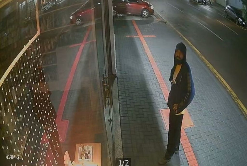 Ladrão é flagrado arrombando loja no Centro