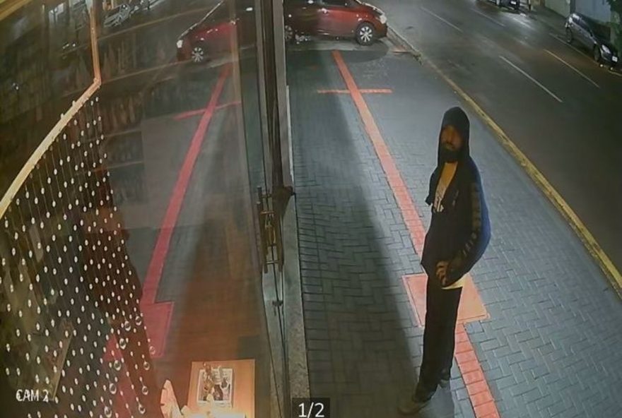Ladrão é flagrado arrombando loja no Centro