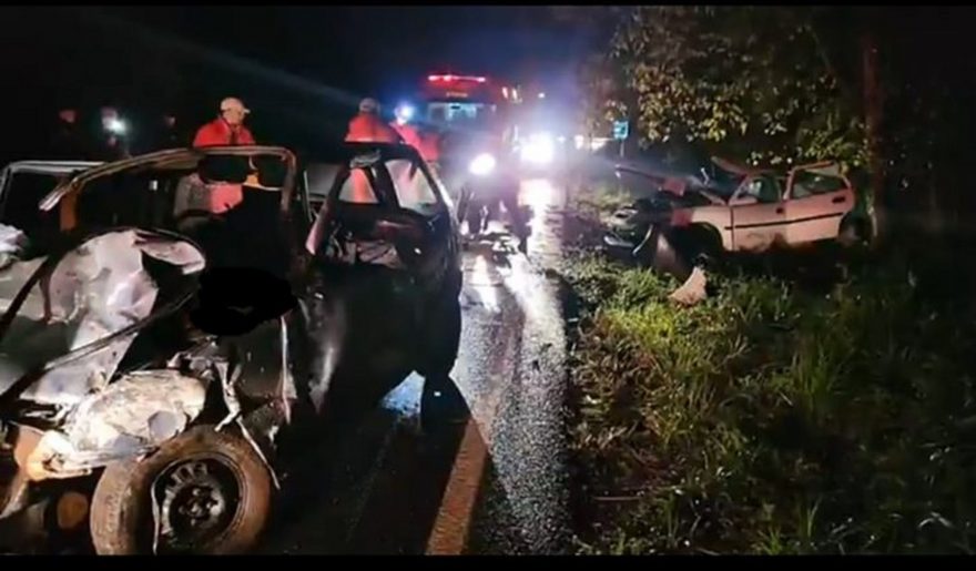 Acidente gravíssimo deixa três adultos e uma criança mortos na PR-158 em Sulina