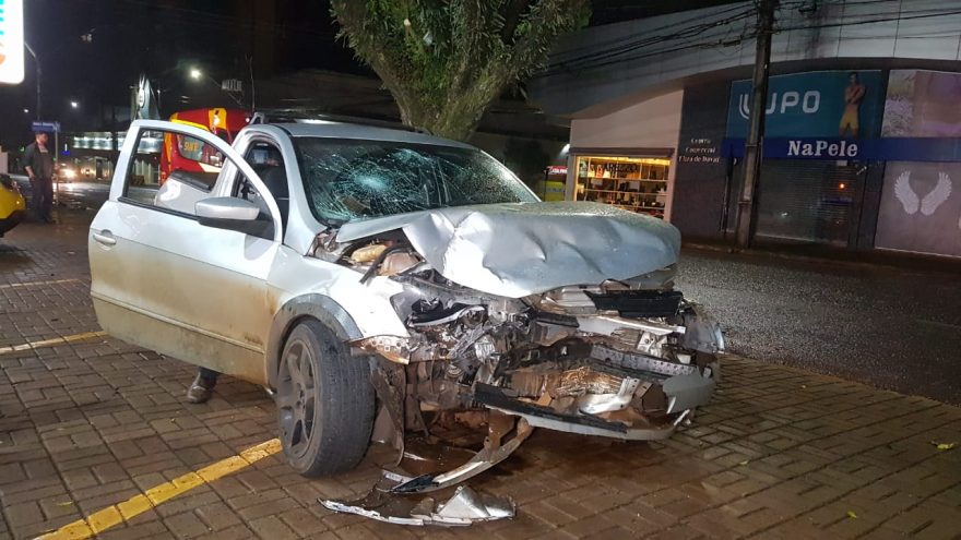 Quatro pessoas ficam feridas em forte colisão entre Jeep e Saveiro no centro de Cascavel