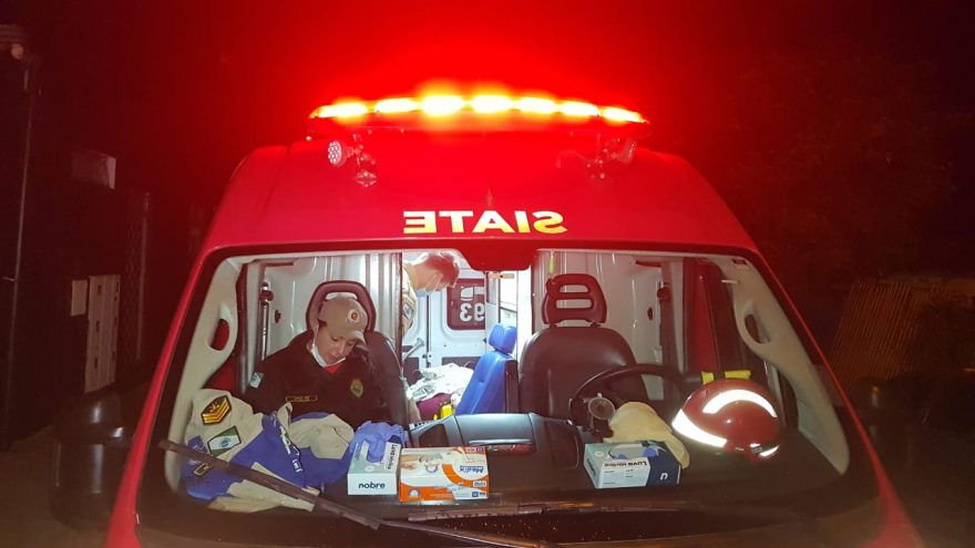 Após atingir carro estacionado, condutor abandona passageira ferida e foge, no Nova Cidade