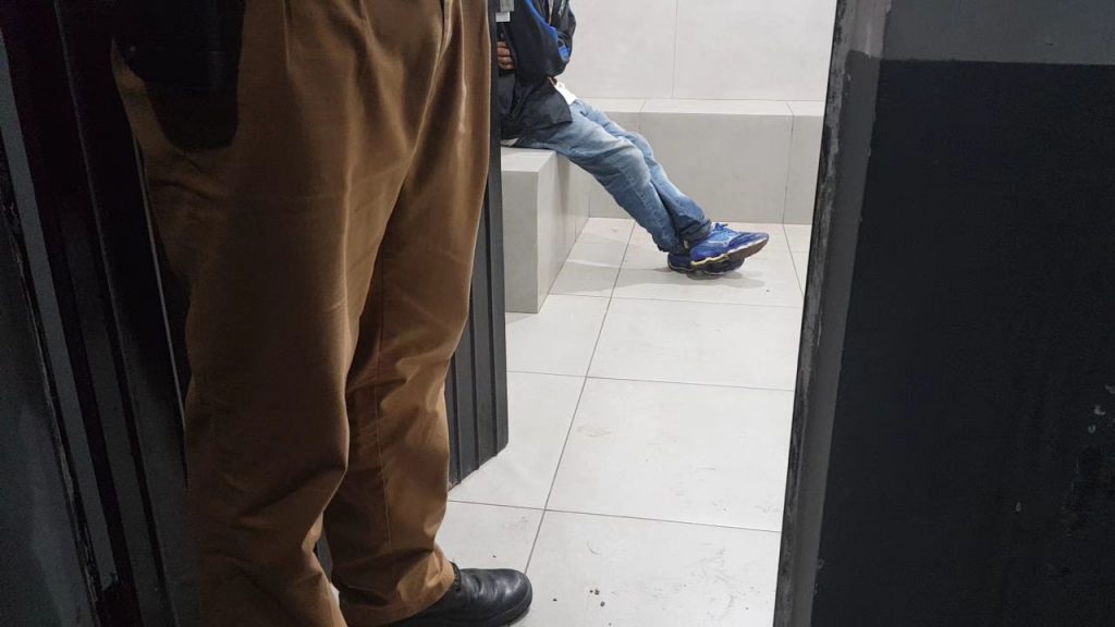 PM detém homem com mandado de prisão em aberto na Rua Xavantes