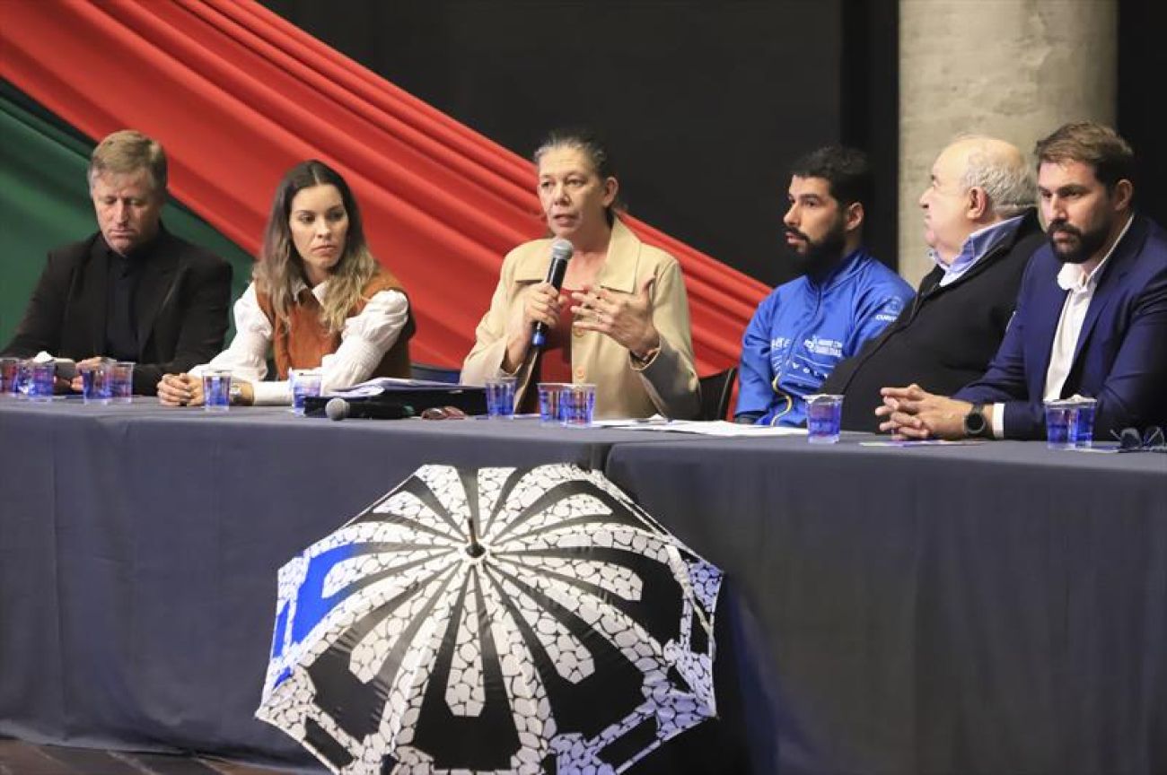 Greca e ministra do Esporte, Ana Moser, abrem encontro de secretários Imagem referente a Greca e ministra do Esporte, Ana Moser, abrem encontro de secretários