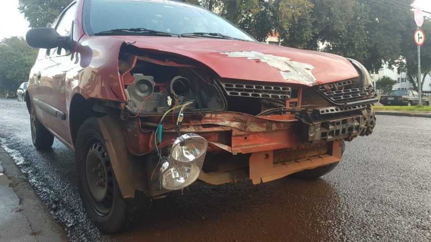 Renault Clio fica destruído após colisão com caminhão