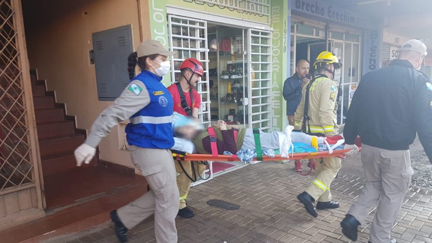 Grande efetivo do Corpo de Bombeiros é mobilizado para resgate de idosa no Centro
