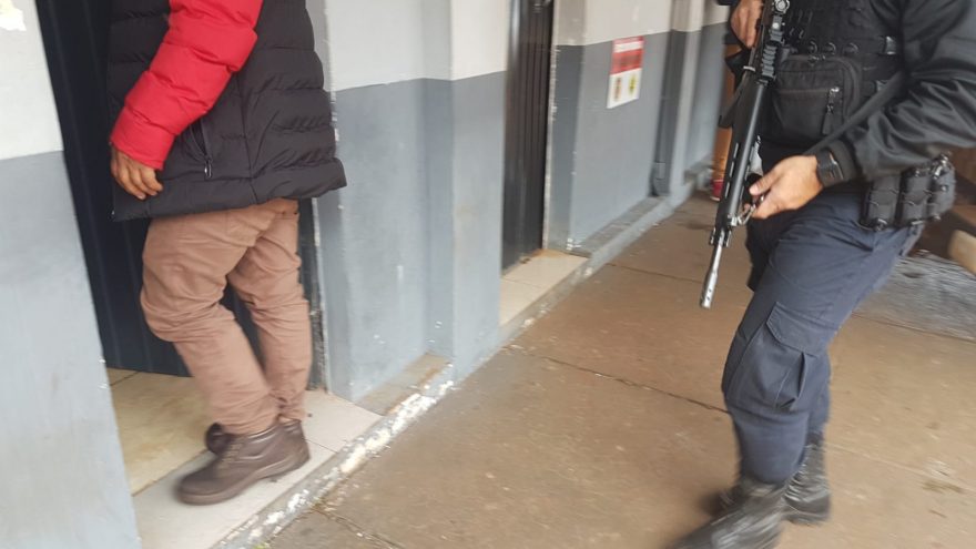 Homem que era procurado pela Justiça por porte de arma de fogo é detido em Juvinópolis