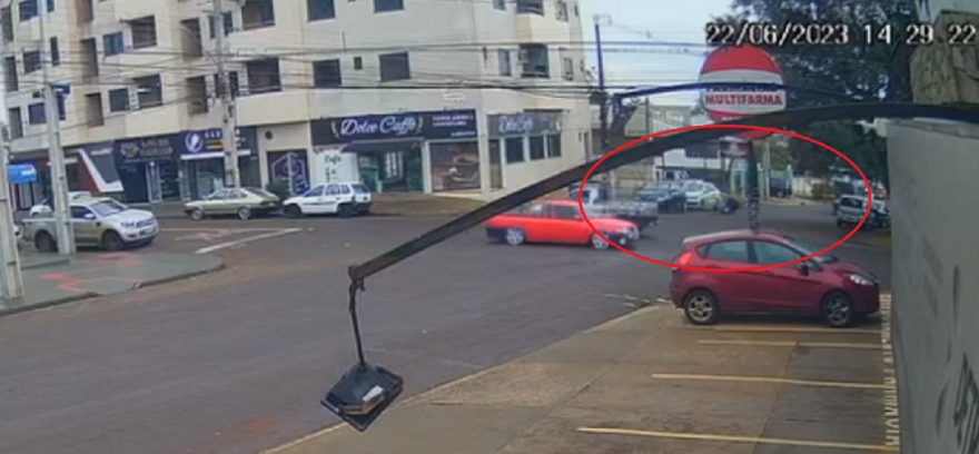 Câmera registra motociclista sofrendo queda no São Cristóvão