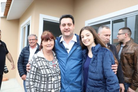 Governador entrega chaves da casa própria a 174 famílias de Irati Imagem referente a Governador entrega chaves da casa própria a 174 famílias de Irati