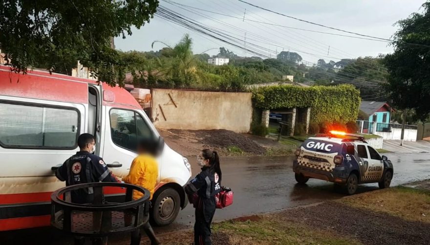Mulher destrói residência e ameaça familiares com faca e machadinha
