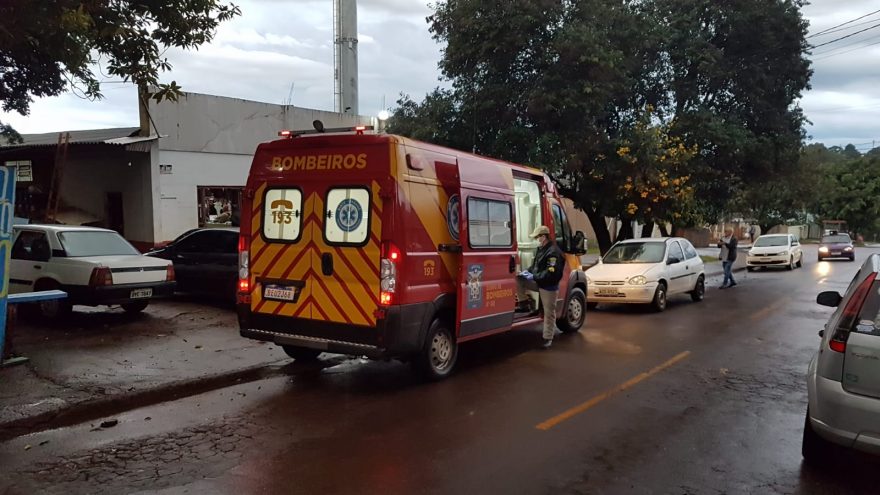Homem é socorrido após atropelamento na Rua Clara Nunes
