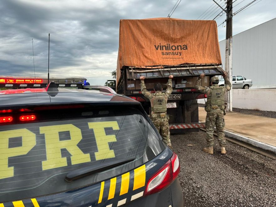 PRF apreende caminhão com 300 mil maços de cigarros na BR-487 em Campo Mourão