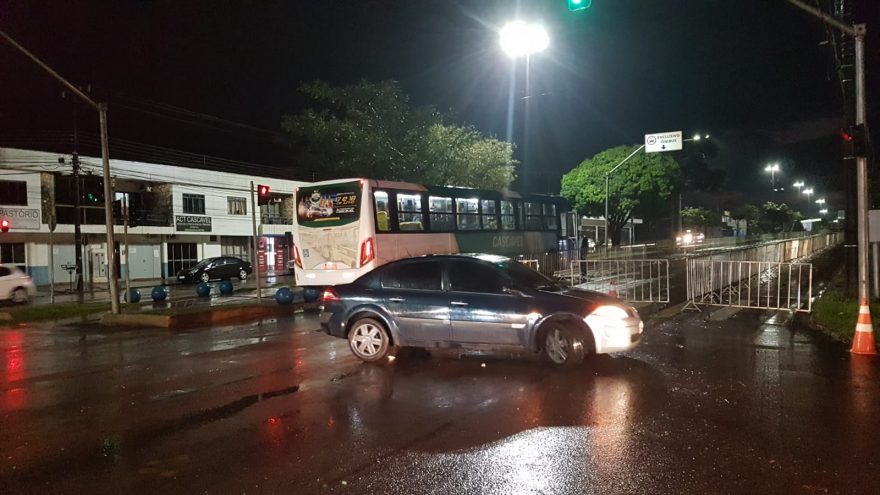 Acidente entre carro e ônibus é registrado em trecho interditado e sem sinalização da Av. Barão