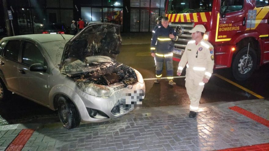 Bombeiros prestam atendimento a incêndio em motor de Fiesta no Recanto Tropical