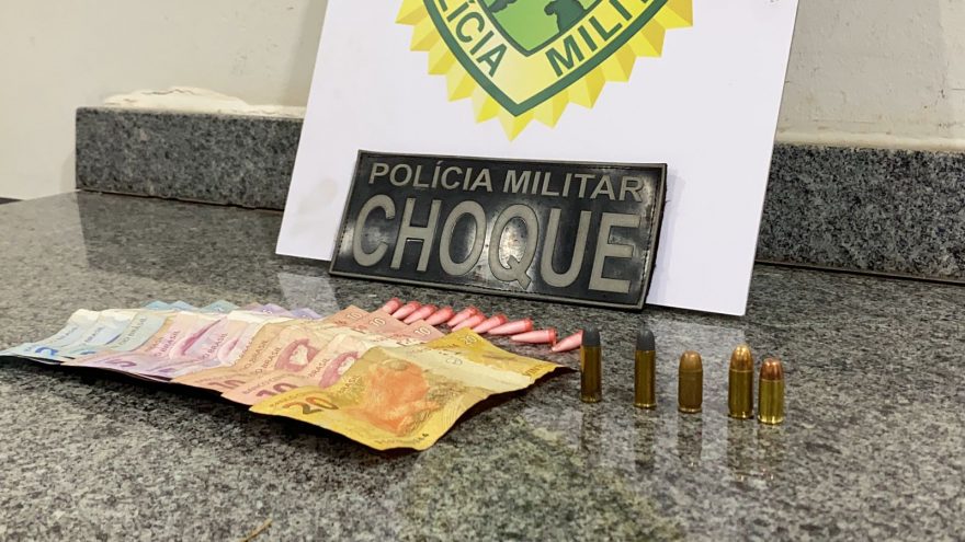 Mulher é detida ao tentar colocar drogas e munições em casa de desafeto para incriminá-lo
