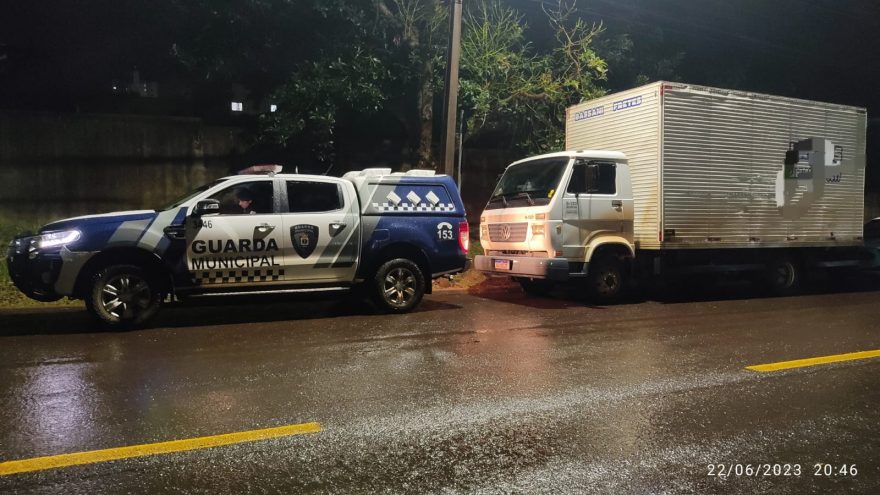 Dupla contrata frete e tenta roubar caminhão, mas veículo falha e homem atira contra caminhoneiro
