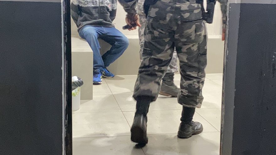 Dois homens são presos com ecstasy e arma de fogo no Floresta