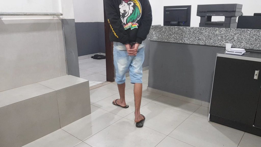 Jovem é detido transportando quase 5 kg de maconha em carro de aplicativo