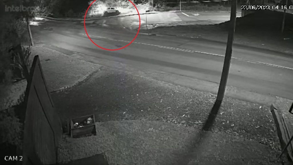 Imagens de câmera de segurança flagram veículo caindo em riacho no 14 de Novembro
