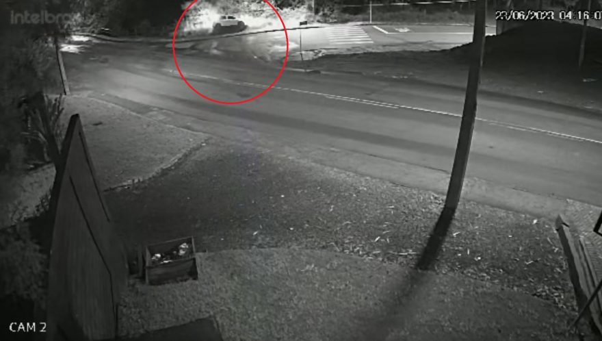 Imagens de câmera de segurança flagram veículo caindo em riacho no 14 de Novembro