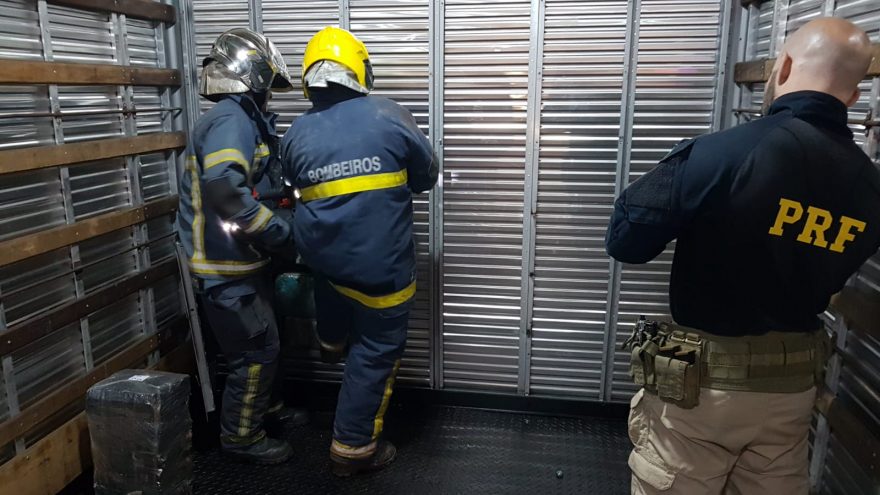 PRF realiza apreensão de maconha, armas e munições na BR-277; Corpo de Bombeiros é acionado para abrir fundo falso