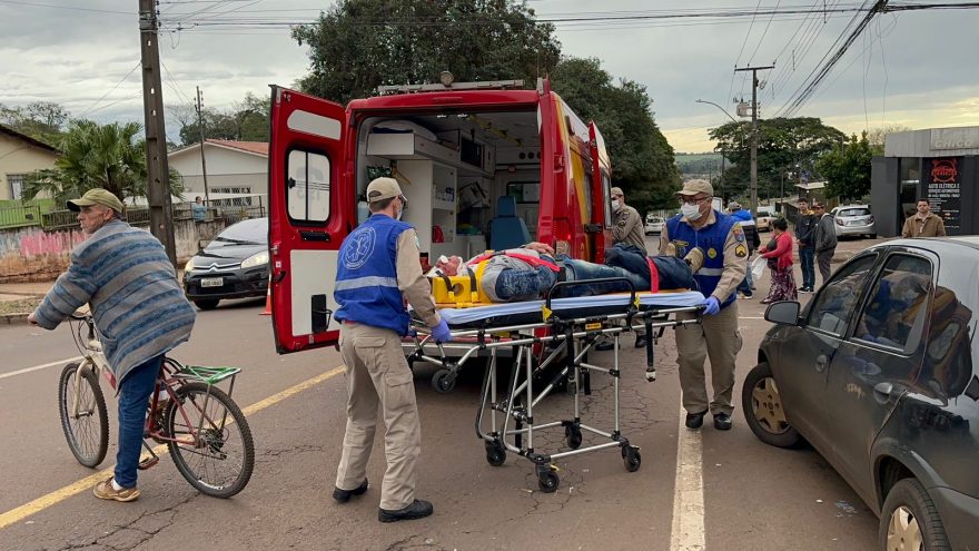 Ciclista tem lesão grave na cabeça após se envolver em acidente na Rua Jacarezinho