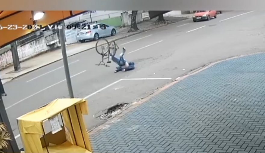 Vídeo mostra acidente que deixou ciclista gravemente ferido no São Cristóvão