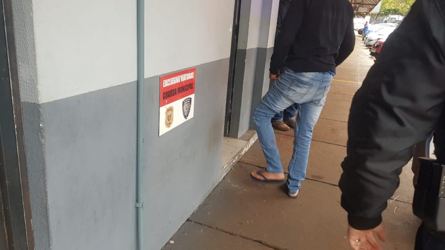 Homem com mandado de prisão em aberto por furto é preso pela GM