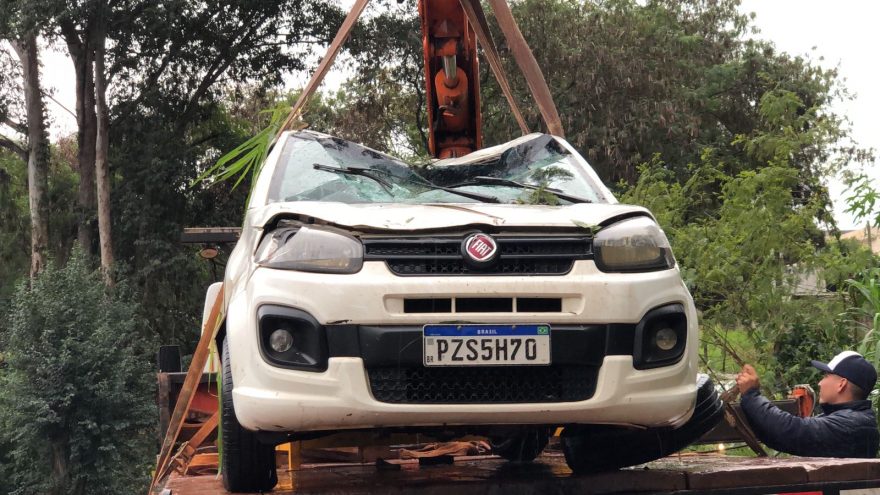 Carro que caiu em riacho no XIV de Novembro é içado por guindaste