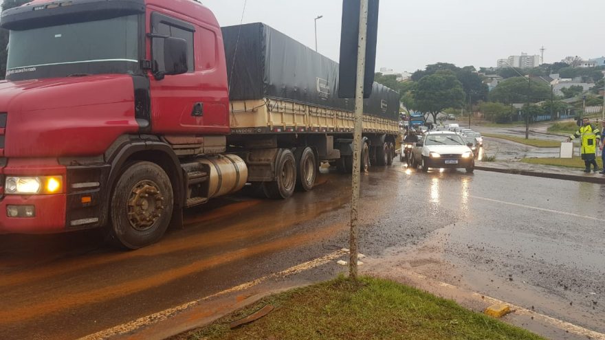 Peça de caminhão quebra e causa transtornos no Viaduto da Olindo Periolo