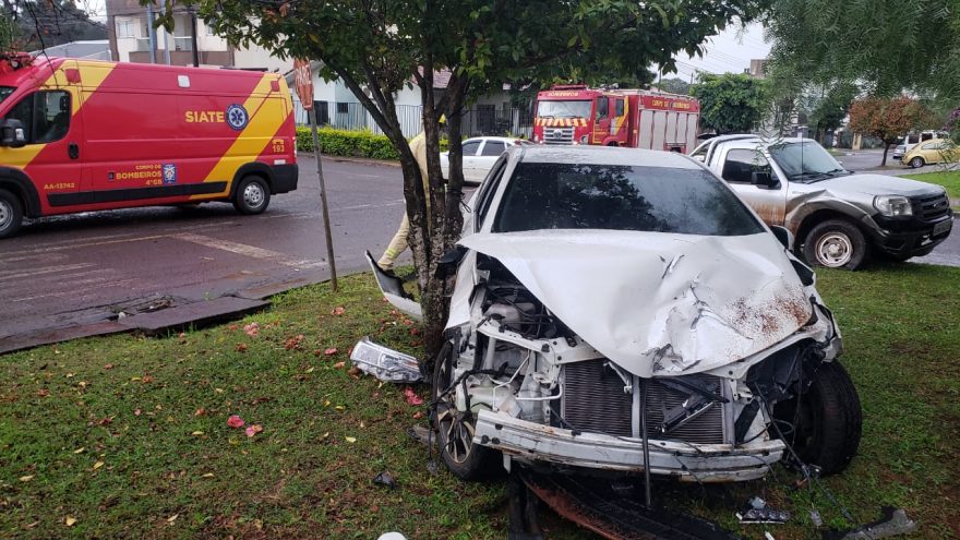 Três pessoas ficam feridas em forte colisão entre Corolla e Ranger