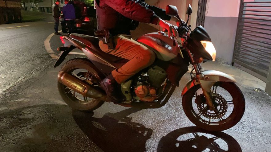 Motocicleta com alerta de furto é recuperada pela PM na Av. Rocha Pombo