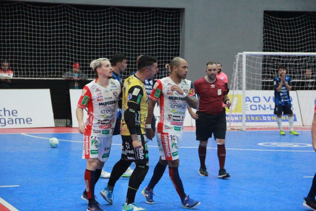 Fora de casa, Cascavel Futsal vence Taubaté de virada e assume a 5ª colocação da LNF