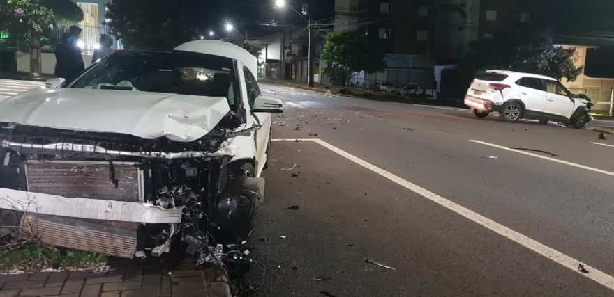 Creta e Mercedes ficam destruídos em forte colisão no centro de Cascavel