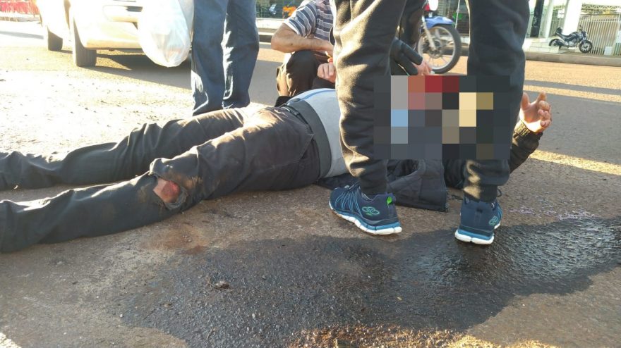 Motociclista fica ferido em acidente com Peugeot e Palio no São Cristóvão