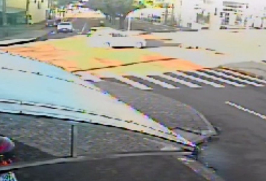 Câmera flagra acidente entre dois carros e moto no São Cristóvão