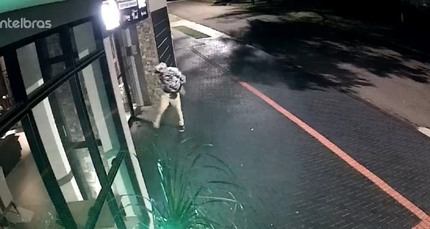 Câmera registra tentativa de arrombamento a estabelecimento na Rua Belo Horizonte