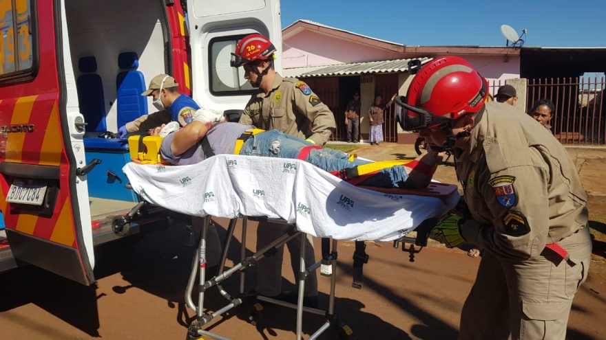 Homem fica ferido ao cair de telhado de sobrado no Santa Felicidade